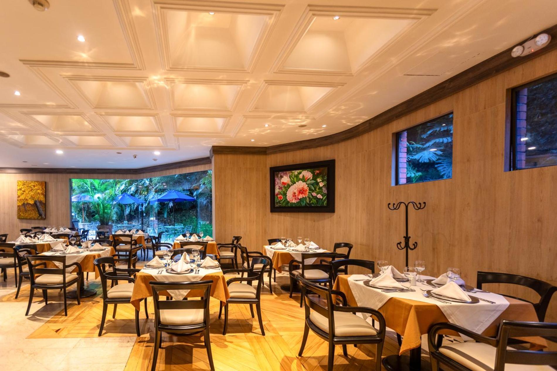 호텔 단 칼튼 벨포트 메데인 메딜린 외부 사진 Restaurant