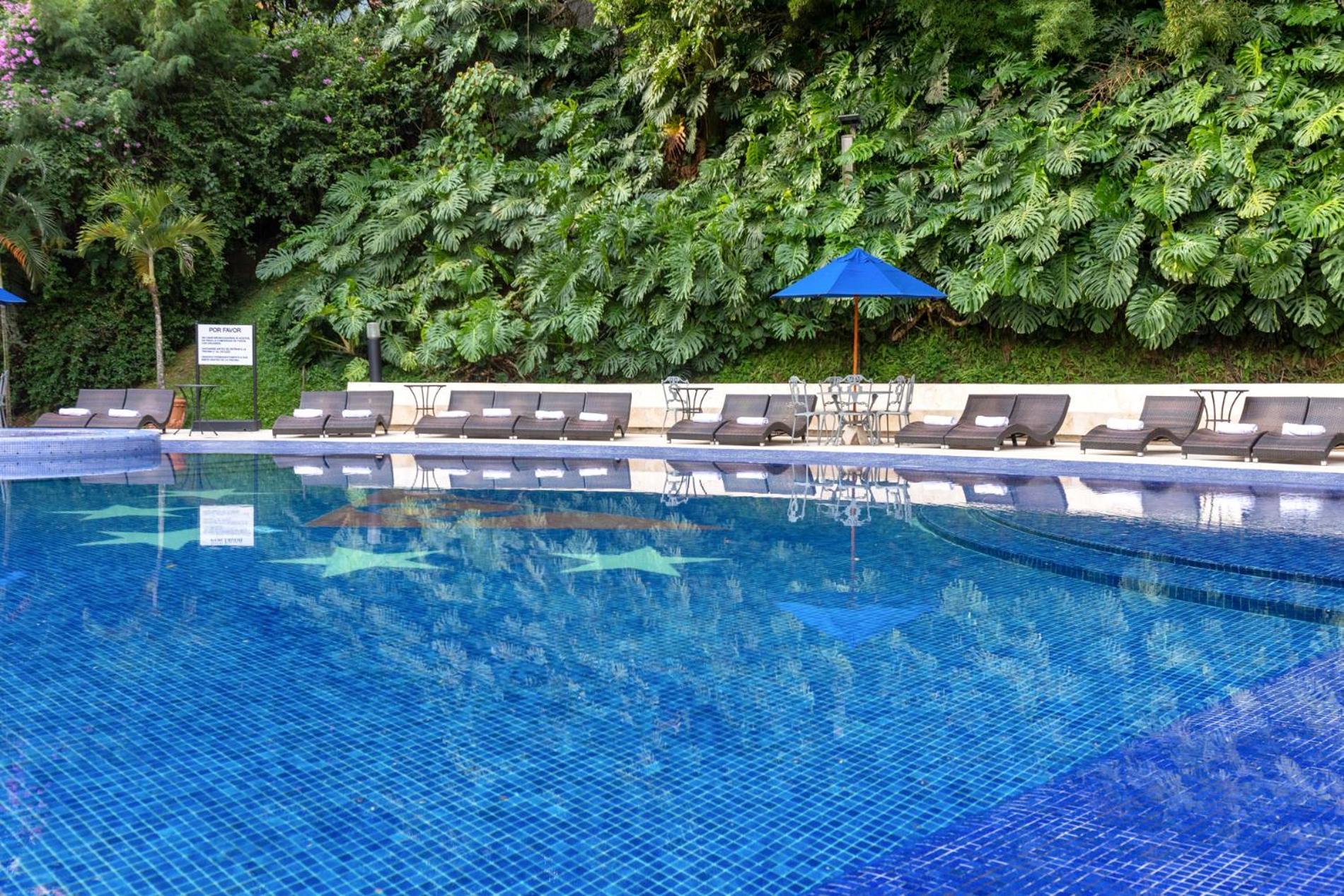 호텔 단 칼튼 벨포트 메데인 메딜린 외부 사진 Swimming pool at the hotel